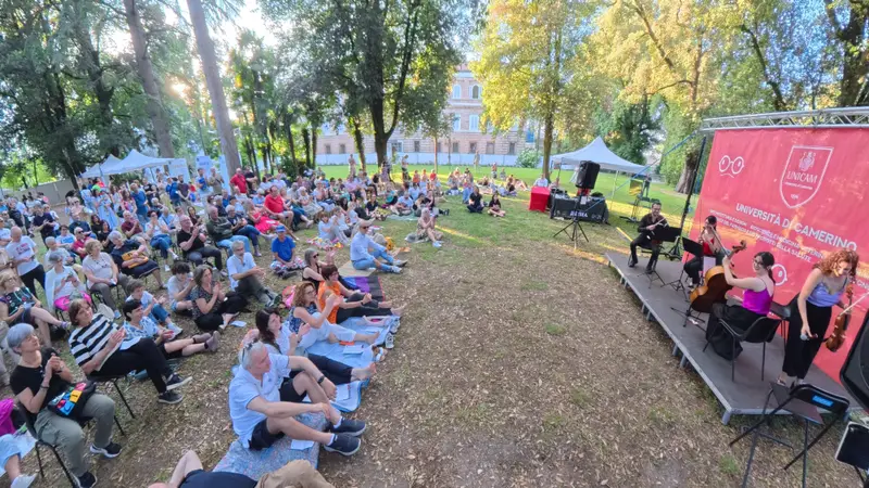 Il pubblico del second stage in serata